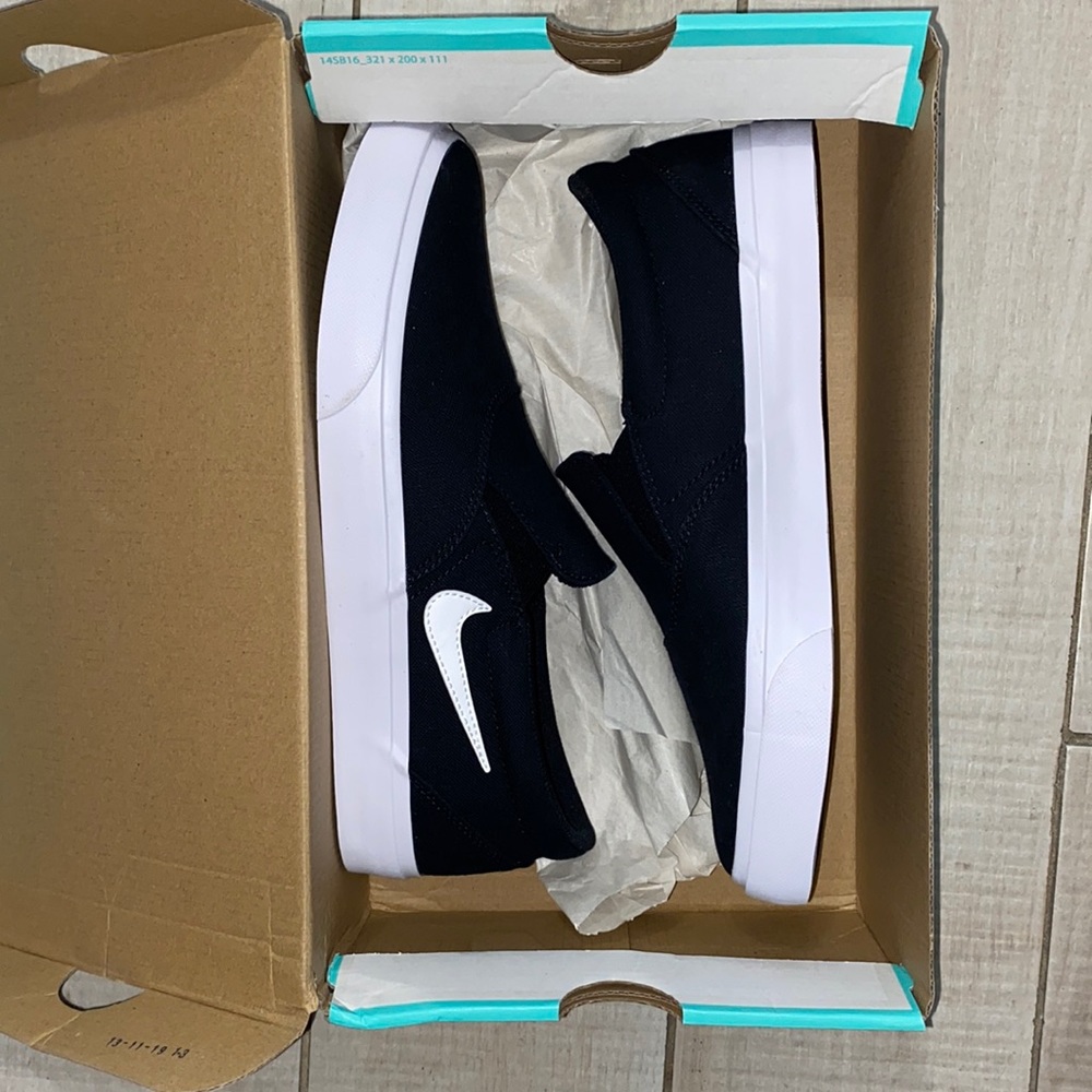 BLACK NIKE SB SLIP ON